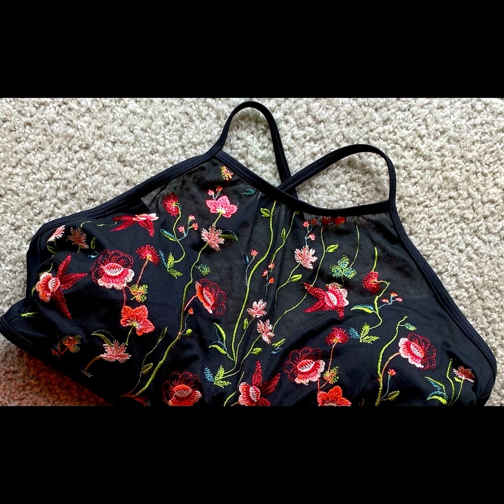 NWOT Bikini Top 🌺 - Picture 2 of 3